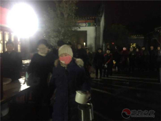 徐州市道教协会举办腊八节爱心施粥活动