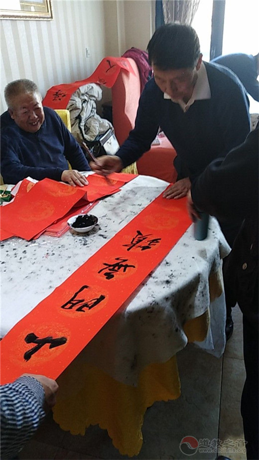 山西吕梁上清观道院举办迎新春赠红福活动