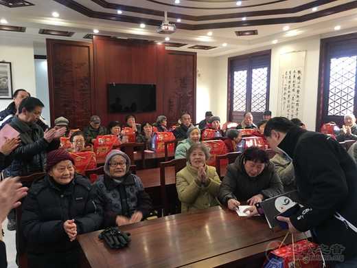 苏州城隍庙举行了迎春送温暖活动