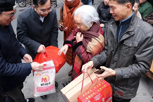 福州裴仙宫举行迎春接福助困活动
