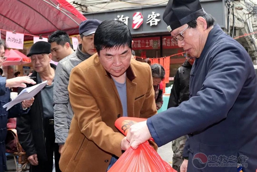 福州裴仙宫举行迎春接福助困活动