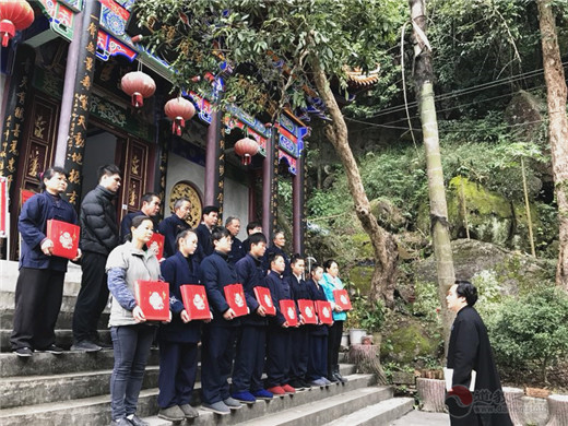 广西道协副会长陈应伟道长春节慰问道众代表