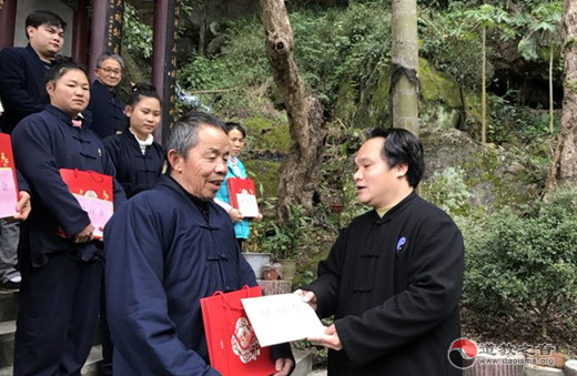 广西道协副会长陈应伟道长春节慰问道众代表