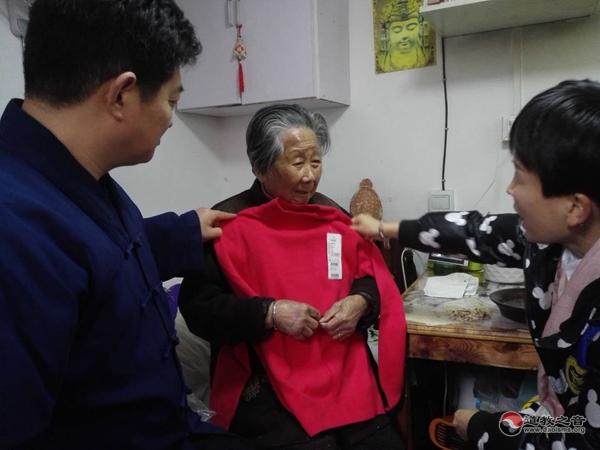 上海城隍庙慈爱功德会爱心人士为困难老人送羊绒衫