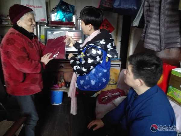 上海城隍庙慈爱功德会爱心人士为困难老人送羊绒衫