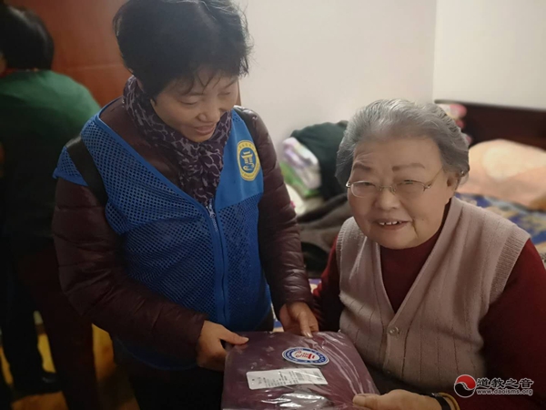 上海城隍庙慈爱功德会爱心人士为困难老人送羊绒衫