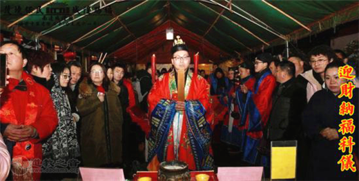 南通城隍庙举行新年撞钟、接财神系列活动