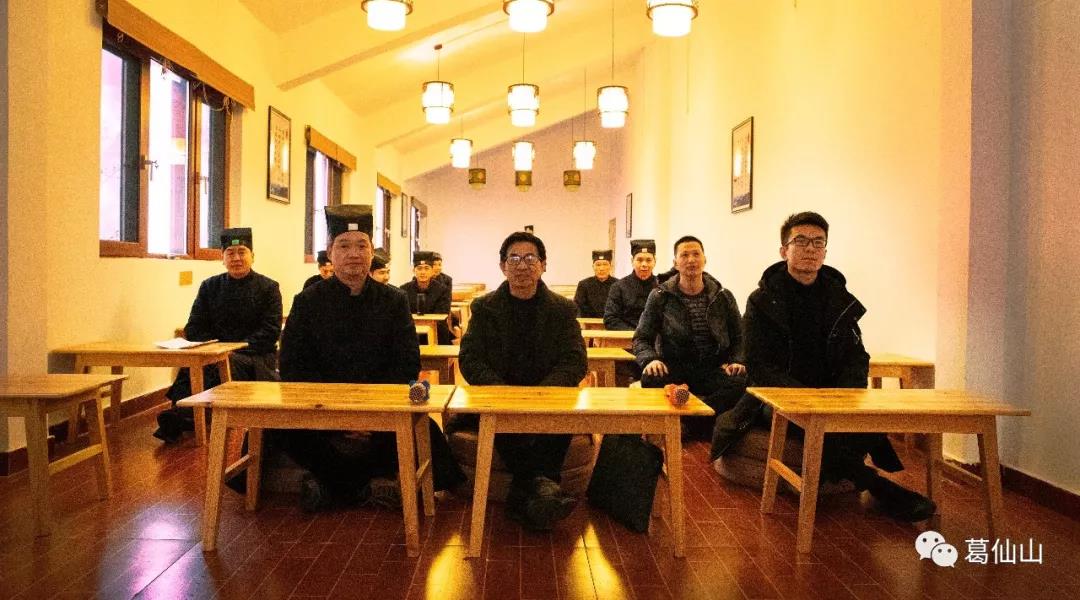 葛仙山寺观组织教职人员观看2019全国两会开幕式