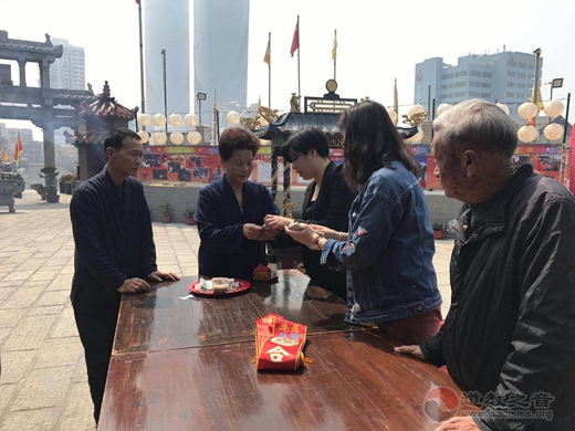 厦门朝宗宫于老君圣诞向举行“香油钱捐社区爱心基金”活动