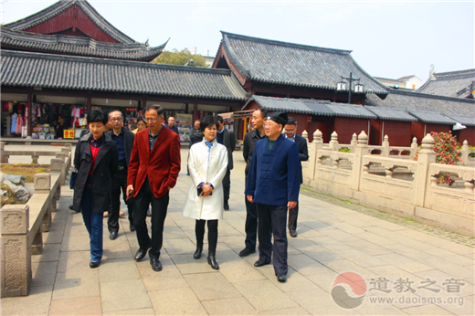 苏州市人大常委会副主任顾月华一行到苏州玄妙观调研