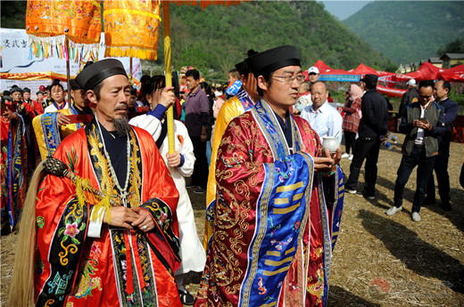 湖北赛武当道教协会举办泰山观“三月三”文化庙会