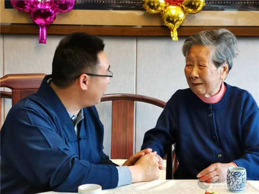 上海城隍庙慈爱功德会为百岁老人举办生日宴