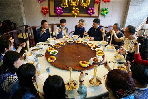 上海城隍庙慈爱功德会为百岁老人举办生日宴