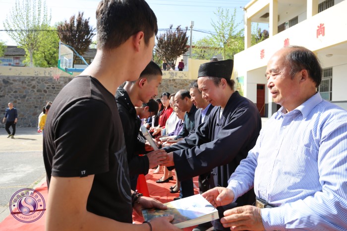 骊山老母宫参加“同心同爱·共沐书香”慈善助学活动