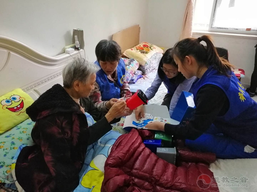 上海城隍庙慈爱功德会为社区老人家庭生活垃圾分类尽心助力
