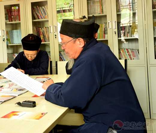 平凉市道教协会深入学习《宗教事务条例》和辖区派出所开展打黑除恶宣传活动