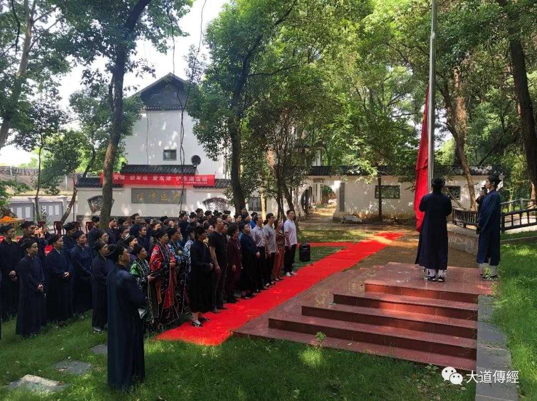 武汉大道观举行“学雷锋迎军运·爱东湖护东湖”活动