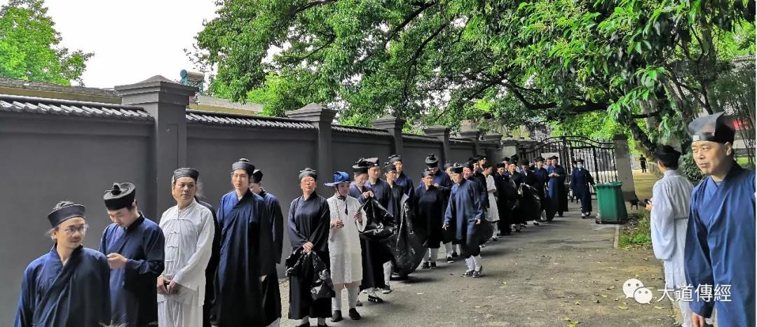 武汉大道观举行“学雷锋迎军运·爱东湖护东湖”活动