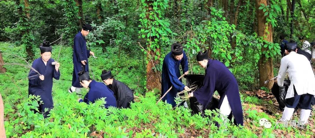 武汉大道观举行“学雷锋迎军运·爱东湖护东湖”活动