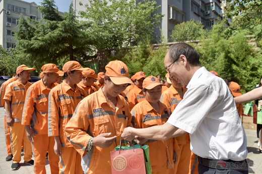 济南吕祖庙北斗慈善功德会在吕祖庙举行慰问活动