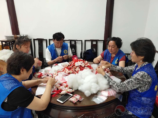 上海城隍庙慈爱功德会举行端午慈善送温暖活动