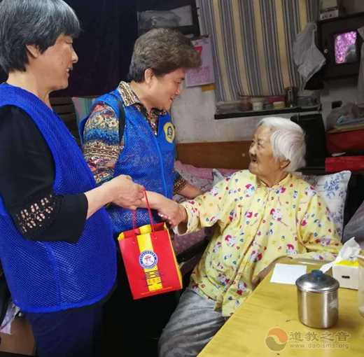 上海城隍庙慈爱功德会举行端午慈善送温暖活动