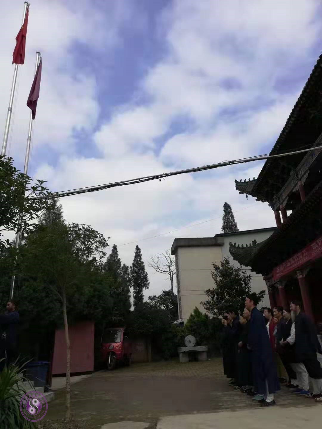 汉中市文公祠举行升国旗仪式庆祝建党98周年