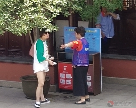 垃圾分类我先行  志愿服务进庙观