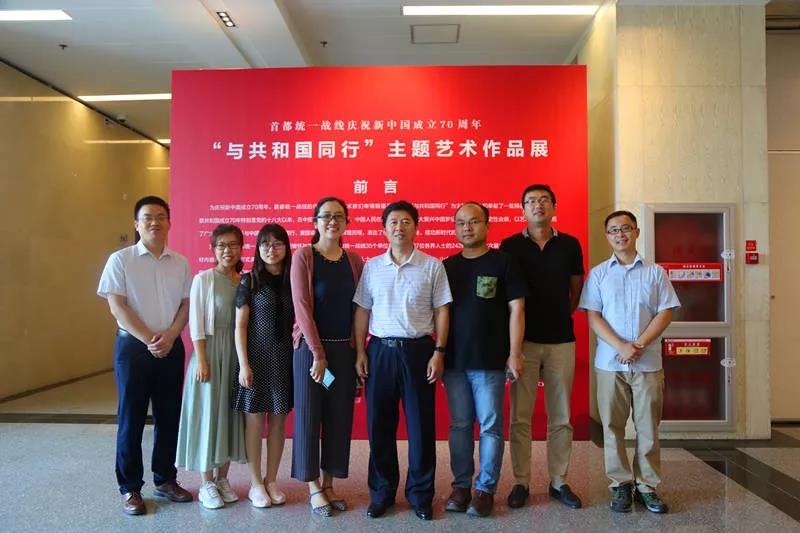 此次艺术展是首都统一战线“同心同行七十年·坚定不移跟党走”主题教育活动的一部分，共展出100幅作品，同步推出线上展览。展览结束后，将对部分作品进行义卖，所筹资金用于助力精准帮扶工作。其中，民宗委推荐的市民族联谊会理事金纳的绘画作品《北京之春》，市佛教协会常务理事然教的绘画作品《红映山门》入选参展，画作吸引观众纷纷留影欣赏。