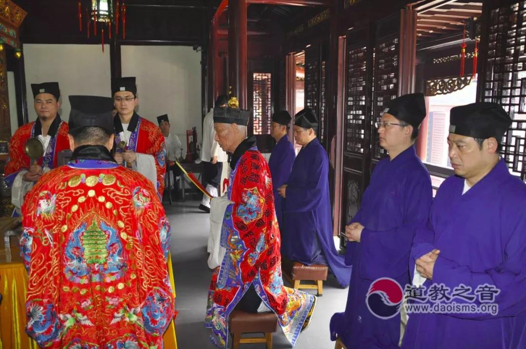 若想道业精进，最不该怠慢了恭敬经典的初心