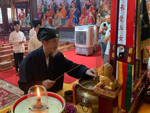 邱裕松老道长在天师府举行封笔仪式-道音文化