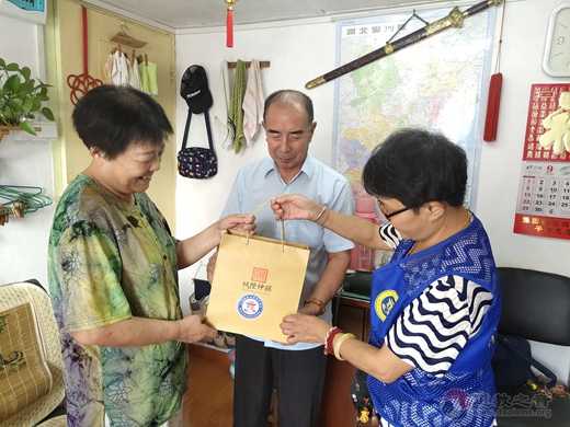 上海城隍庙慈爱功德会开展中秋慰问活动