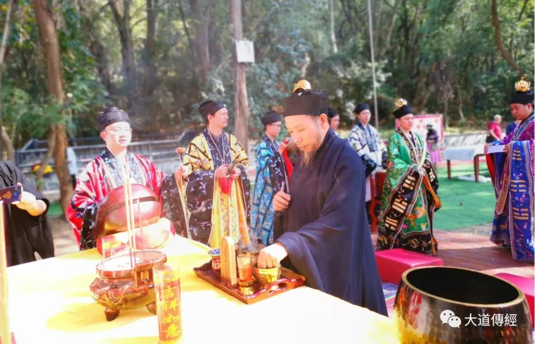 武汉大道观举行升国旗唱国歌喜迎国庆系列活动