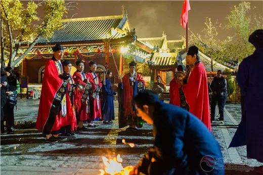 又是一年“寒衣节”，天气渐冷，你有给先人烧去御冬的衣物吗？