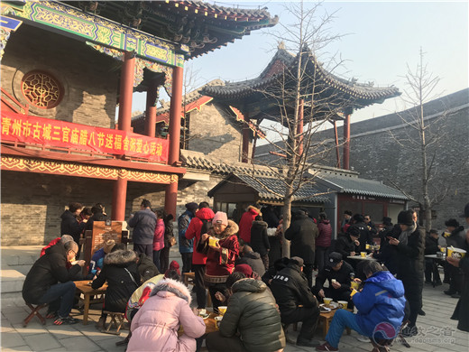 山东省青州市三官庙举行腊八节送福舍粥爱心活动-道音文化