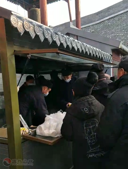 山东省青州市三官庙举行腊八节送福舍粥爱心活动-道音文化