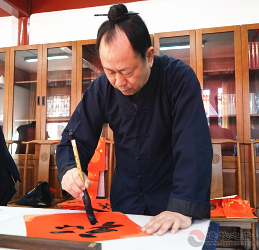 北京市西城区道教协会举办写春联送福活动