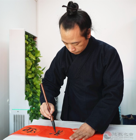 北京市西城区道教协会举办写春联送福活动