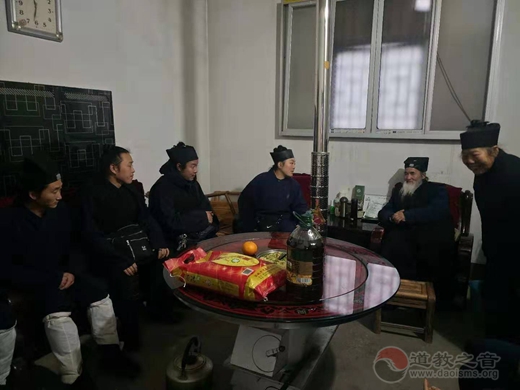 赤壁市道教协会春节前开展慰问活动