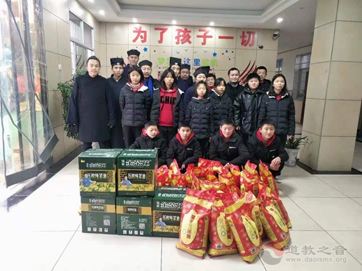 赤壁市道教协会春节前开展慰问活动