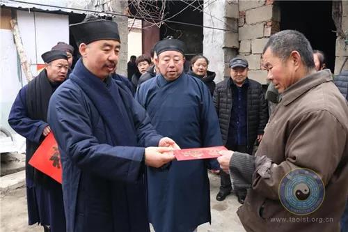 泰山道教界开展新春慰问特困家庭送“福”活动