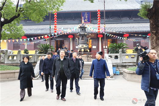 苏州市副市长曹后灵节前走访慰问玄妙观