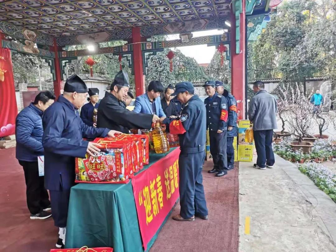 云南省道协龙泉观举办“迎新春送温暖”活动