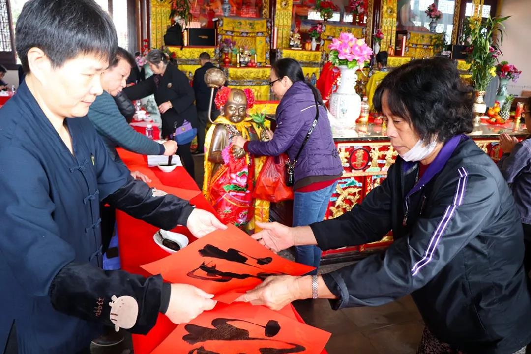 福州市道教协会开展写春联送“福”活动