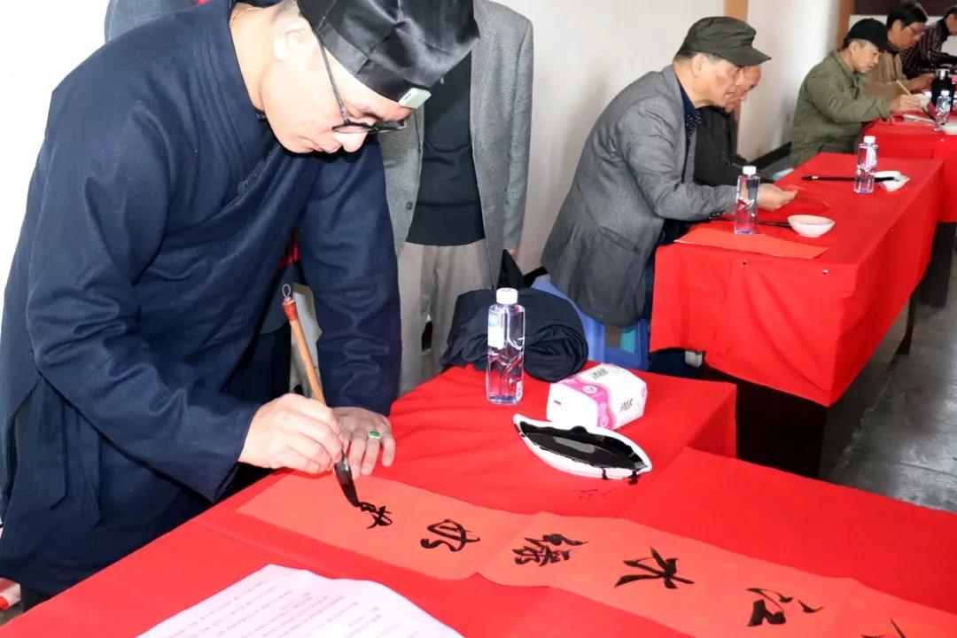 福州市道教协会开展写春联送“福”活动