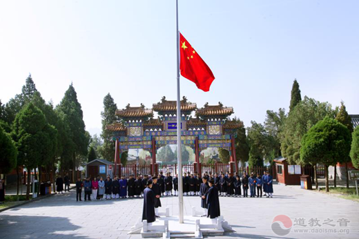 河南中岳庙降半旗为新冠肺炎逝者默哀-道音文化