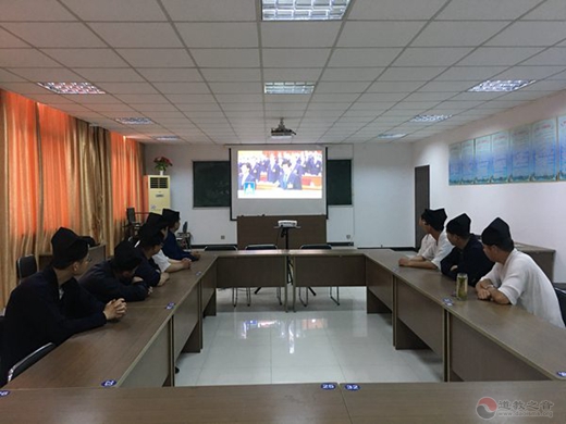 镇江市道教界人士集中组织收看全国政协、人大十三届三次会议开幕会直播盛况-道音文化