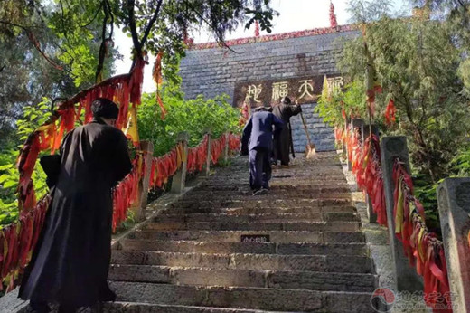 武汉大道观在东湖开展清除景区白色垃圾活动-道音文化