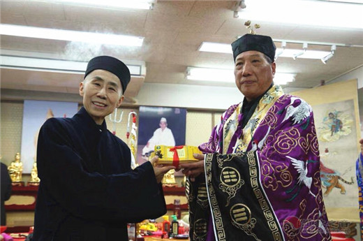 日本道教协会会长早岛妙听(左)与谢荣增道长互赠礼。郑松波供图