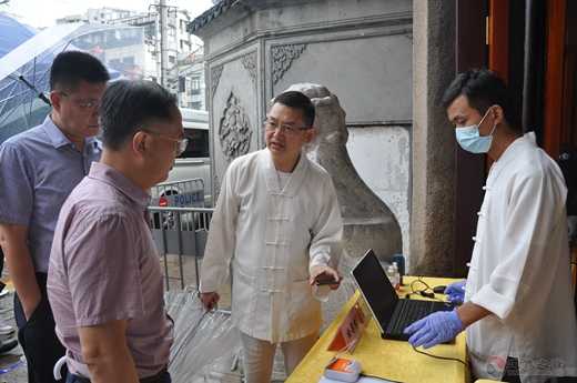 黄浦区委副书记沈山州带队到上海城隍庙检查有序恢复开放准备工作